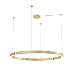 Lampa wisząca Aurum D120 w złotym kolorze, z okrągłym, minimalistycznym designem. Zawieszona na cienkich linkach, z jedną oprawą LED o mocy 55W. Ujęcie frontalne, na jednolitym białym tle.