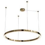 Złota lampa wisząca Aurum D120 z pojedynczym źródłem światła LED, o okrągłym kształcie. Zawieszona na cienkich przewodach, z metalowym mocowaniem sufitowym. Gładka, błyszcząca powierzchnia odbijająca światło.
