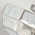 Lampa sufitowa Old Park z polerowanego niklu, z dwoma miejscami na żarówki E27. Klosz z przezroczystego szkła o geometrycznym kształcie, z wyraźnymi ściankami i błyszczącymi detalami, prezentująca nowoczesny styl.