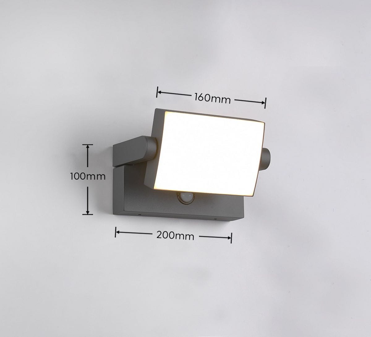 Kinkiet zewnętrzny Kansas w kolorze antracytowym, z czujnikiem ruchu. Posiada prostokątną, białą klosz LED o wymiarach 160 mm x 100 mm, zamontowany na płaskiej podstawie o wymiarach 200 mm x 100 mm.