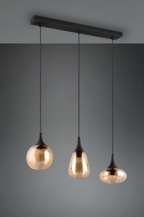Lampa wisząca Lumina z trzema kloszami E14 w kolorze czarnym i bursztynowym. Klosze mają różne kształty: okrągły, gruszkowaty i cylindryczny. Zawieszona na czarnych linkach, montowana na prostokątnej podstawie. Tło szare.