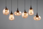 Lampa wisząca Lumina z sześcioma kloszami E14 w kształcie kropli, wykonana z bursztynowego szkła, z czarnymi metalowymi elementami. Wisi na cienkich linkach, prezentując nowoczesny design na szarym tle.