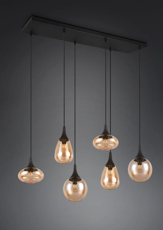 Lampa wisząca Lumina z sześcioma kloszami E14 w kolorze czarnym i bursztynowym. Klosze o różnych kształtach, zawieszone na cienkich linkach, montowane na prostokątnej podsufitce. Tło ciemne, minimalistyczne.