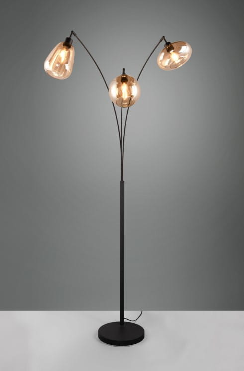 Lampa podłogowa Lumina z trzema ramionami, czarna podstawa, bursztynowe klosze. Ujęcie frontalne, na jednolitym tle. Wysoka, elegancka konstrukcja z metalowymi detalami. Idealna do nowoczesnych wnętrz.