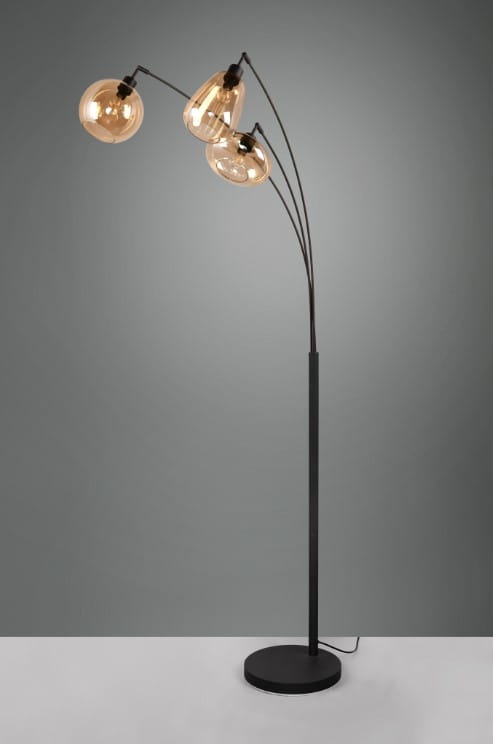 Lampa podłogowa Lumina w kolorze czarnym z trzema bursztynowymi kloszami. Posiada smukłą, metalową nogę oraz okrągłą podstawę. Klosze są zawieszone na giętych ramionach, co nadaje lampie nowoczesny wygląd.