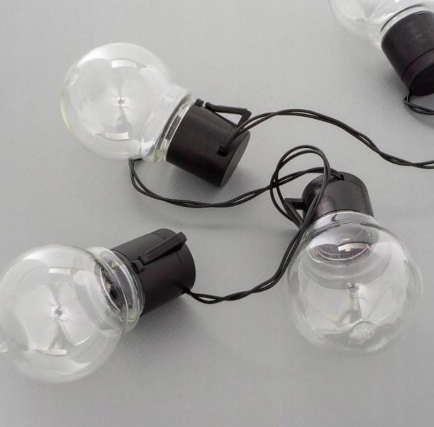 Girlanda ogrodowa solarna z 30 kulkami LED, czarna, o długości 7,7 m. Kuleczki mają przezroczyste klosze, zawieszone na cienkim czarnym kablu, idealne do dekoracji przestrzeni zewnętrznych. Ujęcie z góry, ukazujące szczegóły konstrukcji.