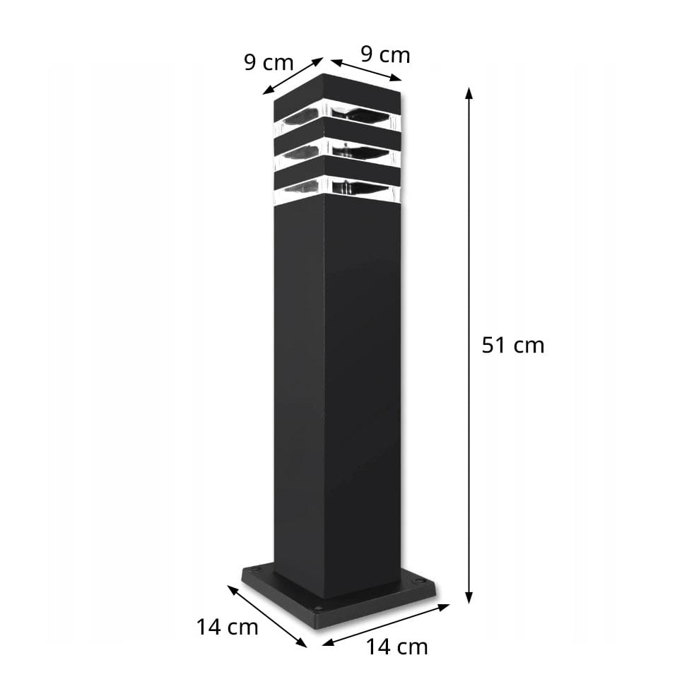 Lampa stojąca Malibu H50 w kolorze czarnym, kwadratowa, o wymiarach 51 cm wysokości i 14 cm podstawy. Górna część z przeźroczystymi elementami, z miejscem na żarówkę E27. Ujęcie z boku, pokazujące proporcje i detale konstrukcji.