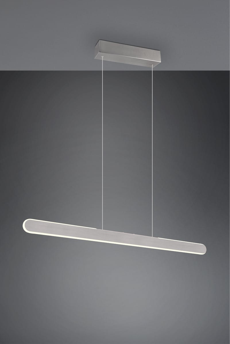 Lampa wisząca Helios z aluminium, z jedną diodą LED o mocy 28W. Posiada prostą, wydłużoną formę z zaokrąglonymi krawędziami, wiszącą na cienkich linkach. Montowana do sufitu, na jednolitym tle.