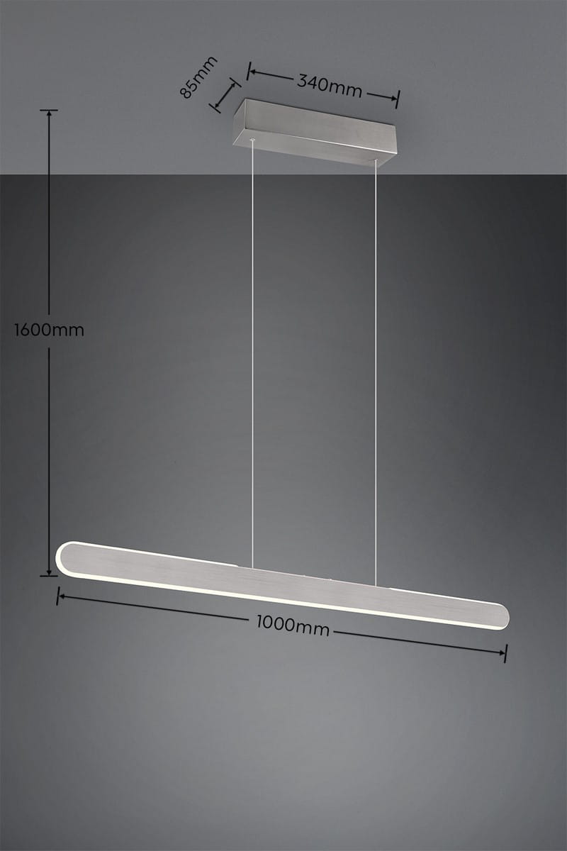 Lampa wisząca Helios z aluminium, 1xLED/28W. Prosty, prostokątny kształt o wymiarach 1000mm x 85mm, zawieszona na cienkich linkach o długości 1600mm. Wykończenie w matowym aluminium, z delikatnym podświetleniem. Tło w odcieniach szarości.
