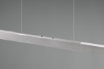 Lampa wisząca Helios z aluminium, w formie prostokątnej belki, z zamontowanym źródłem światła LED o mocy 28W. Ujęcie z boku, zawieszona na cienkich linkach. Metaliczna, szczotkowana powierzchnia, minimalistyczny design.