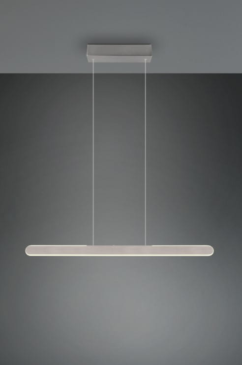 Lampa wisząca Helios w kolorze aluminium, z jednolitą, prostokątną oprawą LED o mocy 28W. Zawieszona na dwóch cienkich linkach, montowana do sufitu, na jednolitym ciemnoszarym tle.