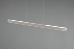 Lampa wisząca Helios w kolorze aluminium z jedną diodą LED o mocy 28W. Posiada prostokątny, smukły kształt z zaokrąglonymi końcami, zawieszona na cienkich linkach, o minimalistycznym designie. Tło szare, jednolite.