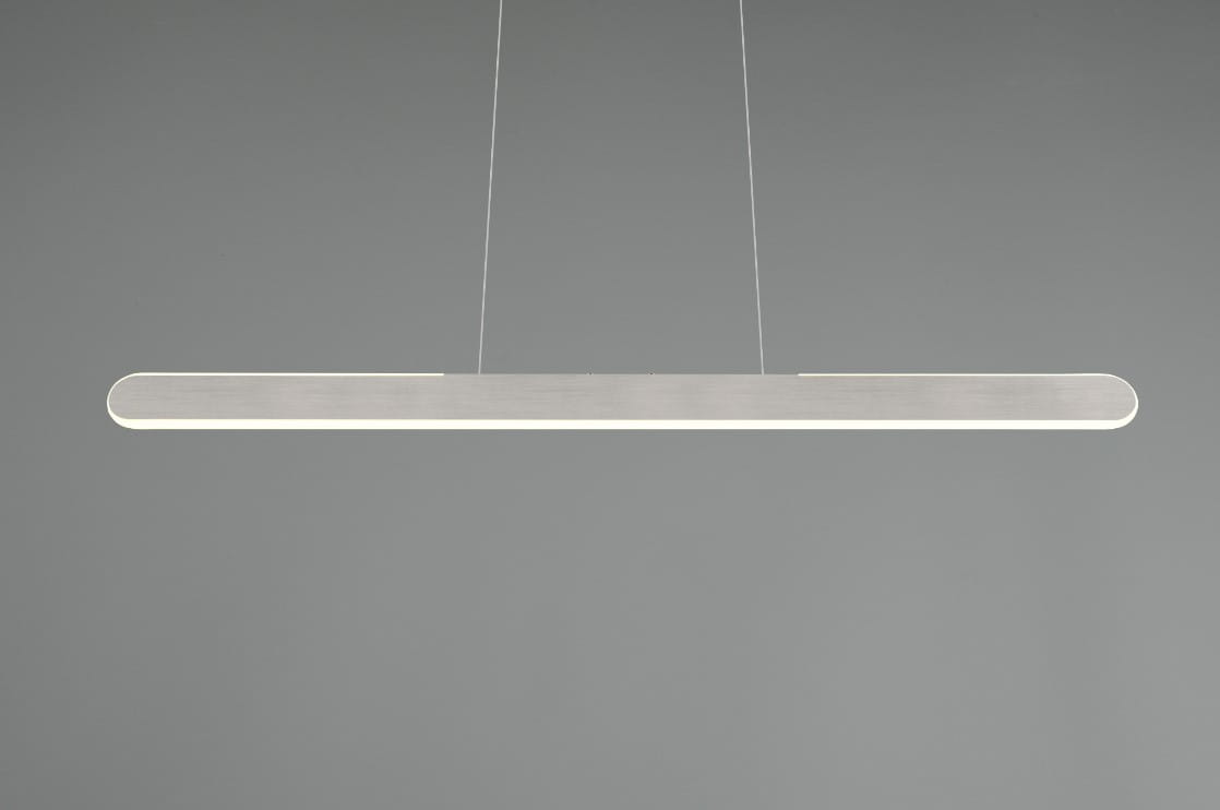 Lampa wisząca Helios z aluminium, długości prostokątnej, z jedną diodą LED o mocy 28W. Zawieszona na cienkich linkach, w minimalistycznym stylu, na szarym tle, bez widocznych napisów lub logo.