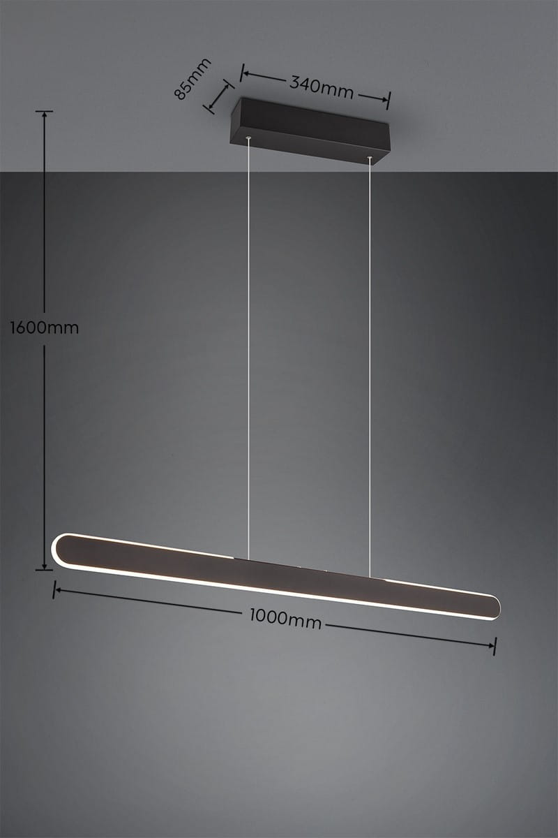 Lampa wisząca Helios 1xLED/28W w kolorze czarnym. Prostokątna, wąska konstrukcja o długości 1000 mm i wysokości 85 mm, zawieszona na cienkich linkach. Widoczny zasilacz montowany na suficie. Wysokość całkowita: 1600 mm.
