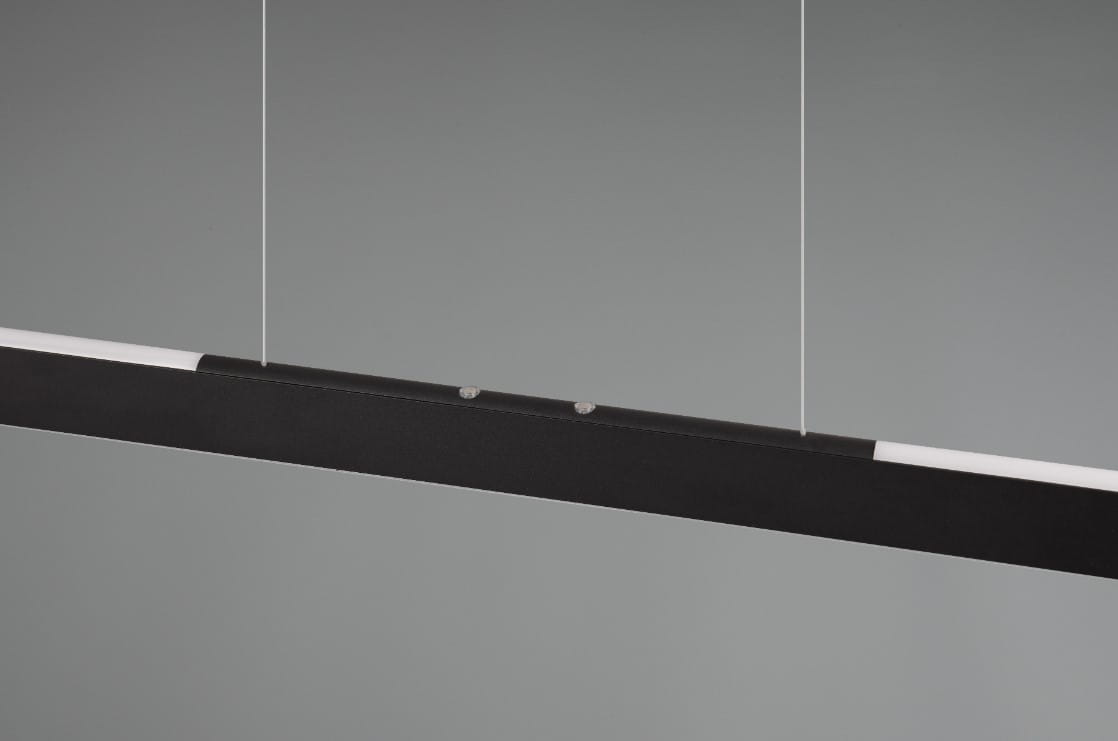 Lampa wisząca Helios w kolorze czarnym, z jedną diodą LED o mocy 28W. Produkt zawieszony na przezroczystych linkach, z prostokątnym, matowym korpusem. Widoczny detal z dwoma metalowymi przyciskami na górnej części. Tło szare.