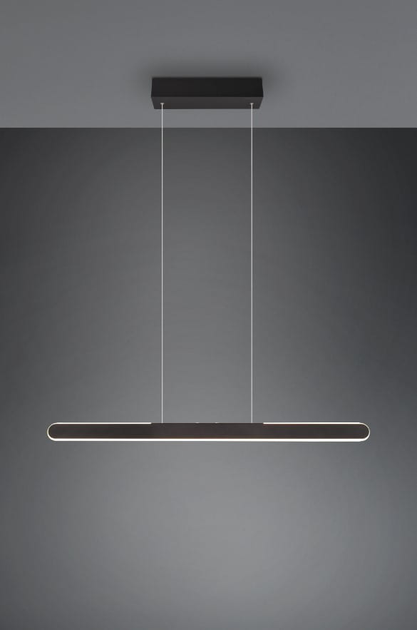 Lampa wisząca Helios 1xLED/28W w kolorze czarnym. Prosty, długi kształt z subtelnym podświetleniem LED. Zawieszona na cienkich linkach, montowana do sufitu. Tło w ciemnym odcieniu, co podkreśla elegancki design lampy.