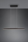 Lampa wisząca Helios 1xLED/28W w kolorze czarnym. Prosty, długi kształt z subtelnym podświetleniem LED. Zawieszona na cienkich linkach, montowana do sufitu. Tło w ciemnym odcieniu, co podkreśla elegancki design lampy.