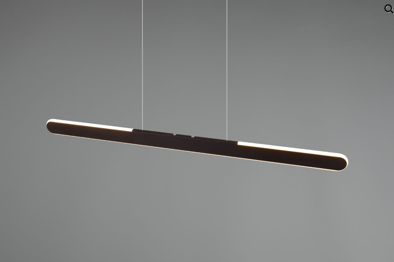 Lampa wisząca Helios w kolorze czarnym, z jedną diodą LED o mocy 28W. Produkt o prostokątnym kształcie, zawieszony na cienkich linkach. Delikatnie podświetlona krawędź, minimalistyczny design, idealna do nowoczesnych wnętrz.