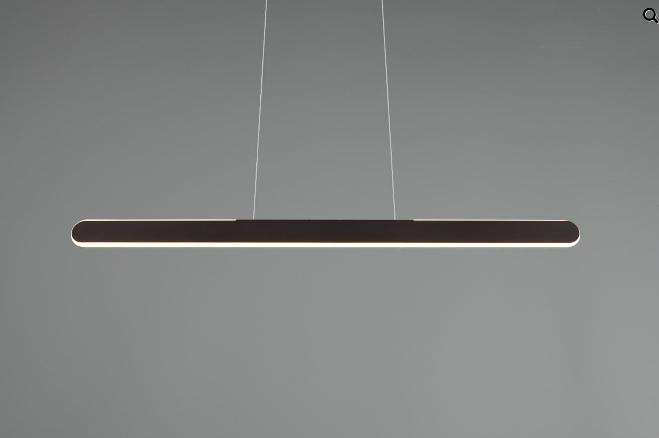 Lampa wisząca Helios w kolorze czarnym, o wydłużonym, prostokątnym kształcie. Posiada jedno źródło światła LED o mocy 28W. Zawieszona na cienkich linkach, z delikatnym podświetleniem krawędzi. Tło szare, minimalistyczne.