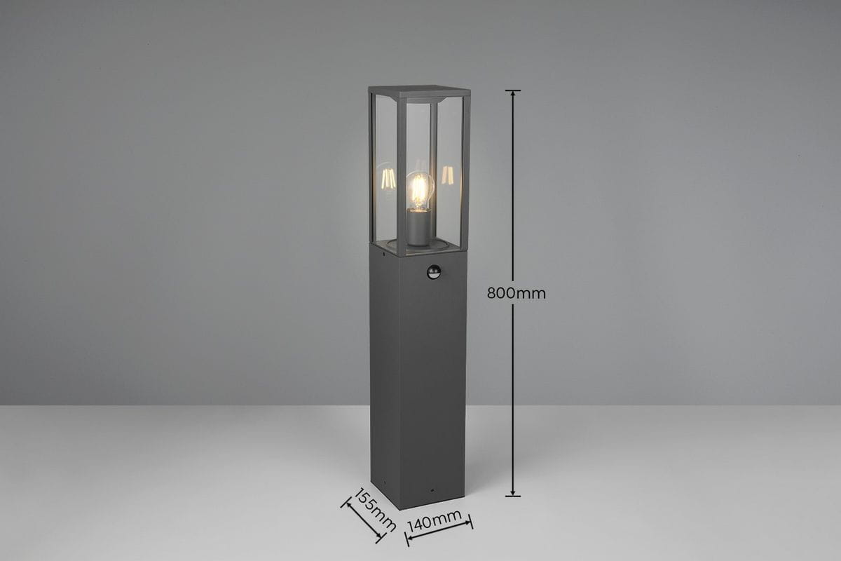 Lampa ogrodowa Garonne H80 w kolorze antracytowym, stojąca, z czujnikiem ruchu. Wysokość 800 mm, szerokość 140 mm, głębokość 155 mm. Szklany klosz z widoczną żarówką E27 umieszczony na prostokątnej podstawie.