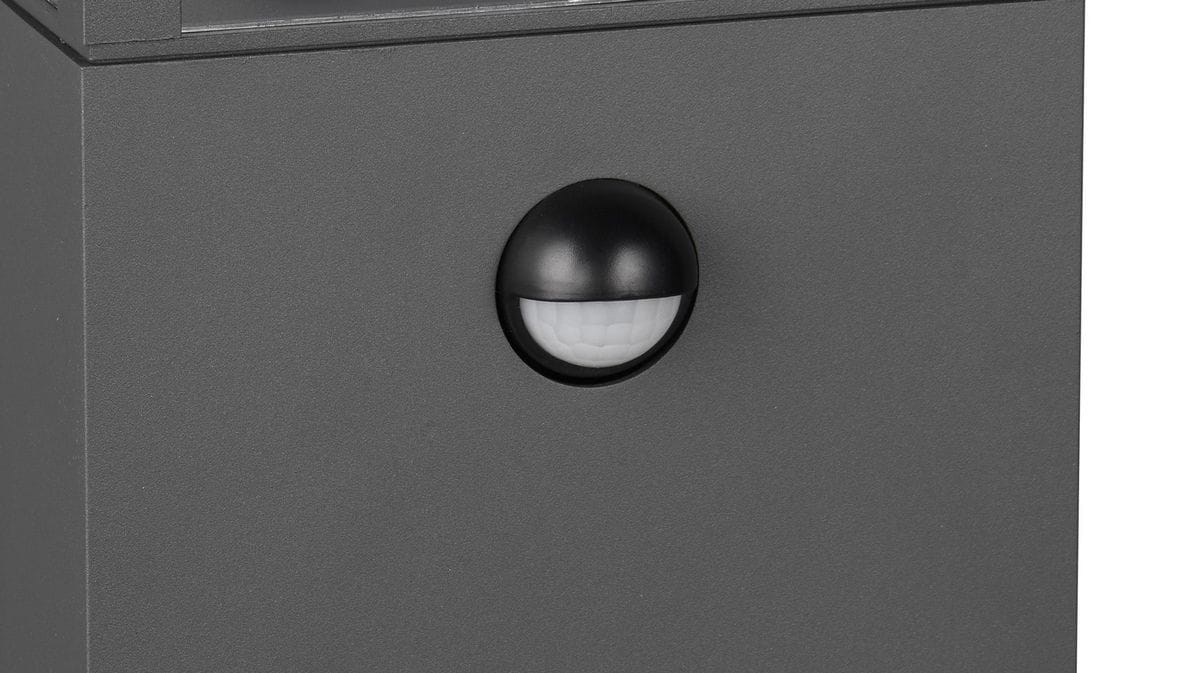 Lampa ogrodowa stojąca Garonne H80 w kolorze antracytowym z wbudowanym czujnikiem ruchu. Widoczny detal czujnika w czarnej obudowie, umieszczony na froncie lampy. Prosty, nowoczesny design, idealny do oświetlenia przestrzeni zewnętrznych.