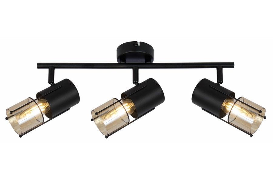 Lampa sufitowa Scottie z trzema reflektorami, czarna z bursztynowymi kloszami. Klosze w formie cylindrów, umieszczone na poziomej rurze. Ujęcie frontalne, produkt zamontowany na suficie. Wymiary kloszy umożliwiają zastosowanie żarówek E14.