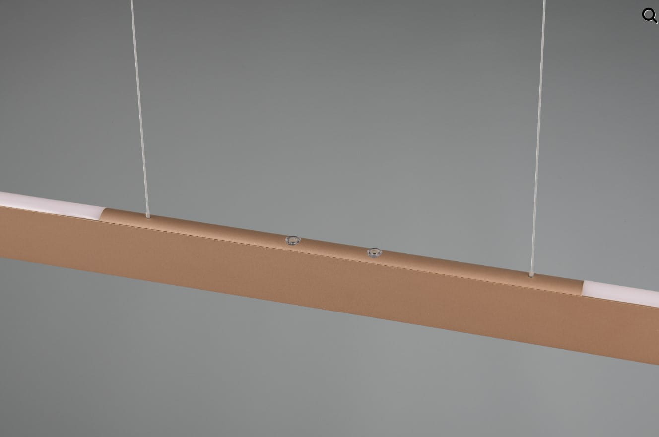Lampa wisząca Helios w kolorze brązowym, o prostokątnym kształcie, z jedną diodą LED o mocy 28W. Zawieszona na przezroczystych linkach, z widocznymi detalami mocowania i białym wlotem światła. Tło w odcieniach szarości.