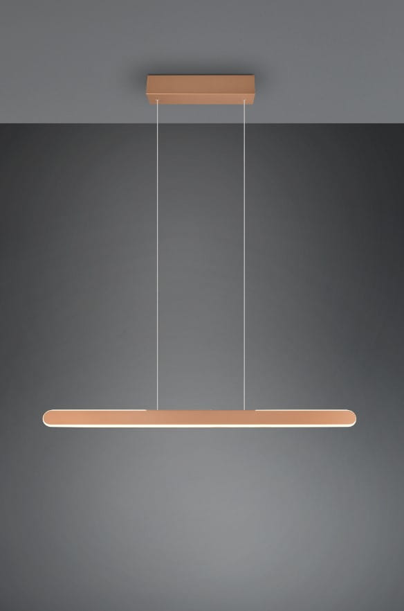 Lampa wisząca Helios w kolorze brązowym, z jedną diodą LED o mocy 28W. Posiada prostokątną, płaską oprawę, zawieszoną na cienkich linkach, zamontowaną na prostokątnym podwieszeniu w kolorze brązowym. Tło ciemnoszare.