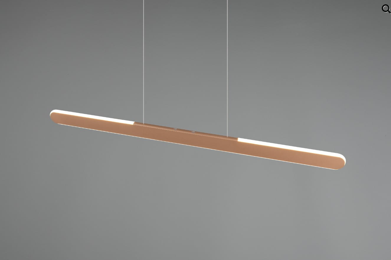 Lampa wisząca Helios w kolorze brązowym, z jedną diodą LED o mocy 28W. Produkt ma prostokątny kształt, zawieszony na cienkich linkach, z delikatnym podświetleniem na krawędziach. Tło szare, minimalistyczne.