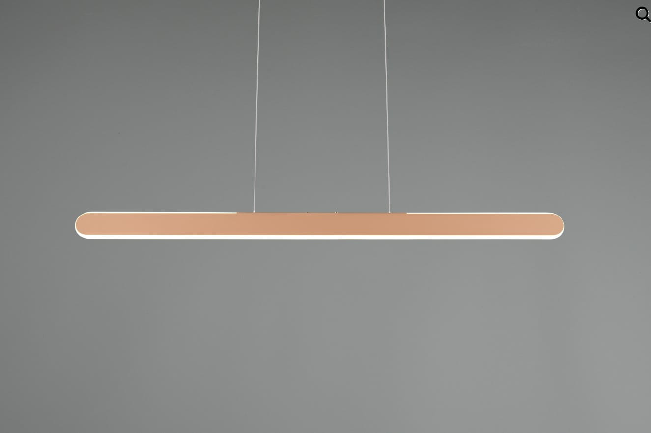 Brązowa lampa wisząca Helios 1xLED/28W o smukłym, prostokątnym kształcie. Zawieszona na cienkich linkach, z białym wykończeniem na krawędziach. Tło szare, co podkreśla minimalistyczny design.