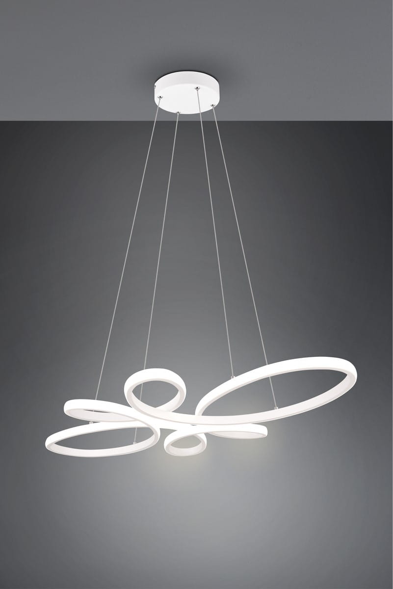 Lampa wisząca Fly z białymi, okrągłymi elementami LED w różnych rozmiarach, zawieszona na cienkich linkach. Kąt ujęcia frontalny, z jasnym tłem. Wydaje się nowoczesna i minimalistyczna, idealna do nowoczesnych wnętrz.