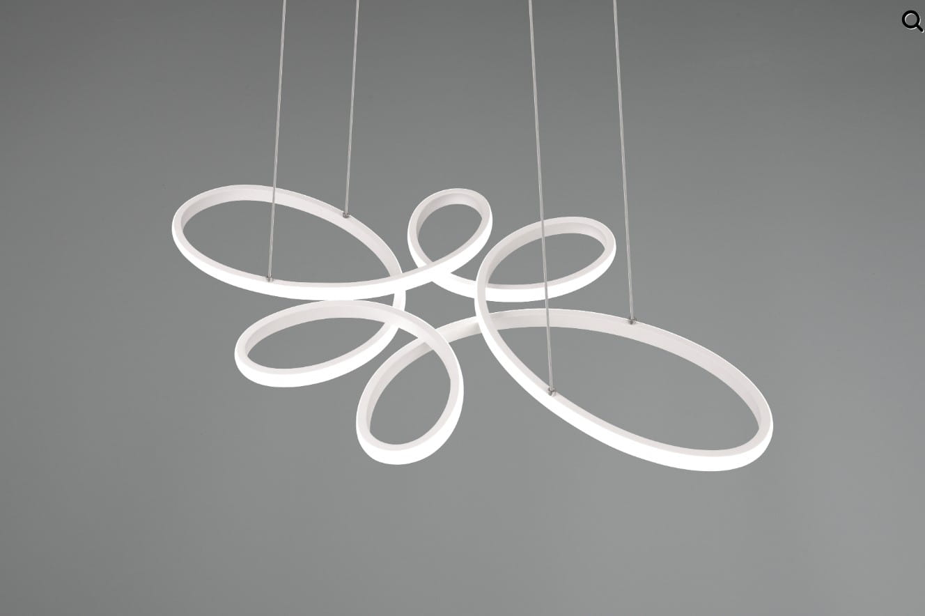 Lampa wisząca Fly w kolorze białym z jednym źródłem LED o mocy 32W. Konstrukcja składa się z kilku okrągłych pierścieni o różnej wielkości, zawieszonych na cienkich linkach. Zdjęcie ukazuje lampę w ujęciu frontalnym na szarym tle.