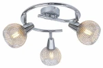 Lampa sufitowa Loretto z trzema reflektorami E14, w chromowanym wykończeniu. Reflektory o okrągłym kształcie z teksturowaną siateczką, zamontowane na okrągłej podstawie. Ujęcie z dołu, ukazujące wszystkie elementy.
