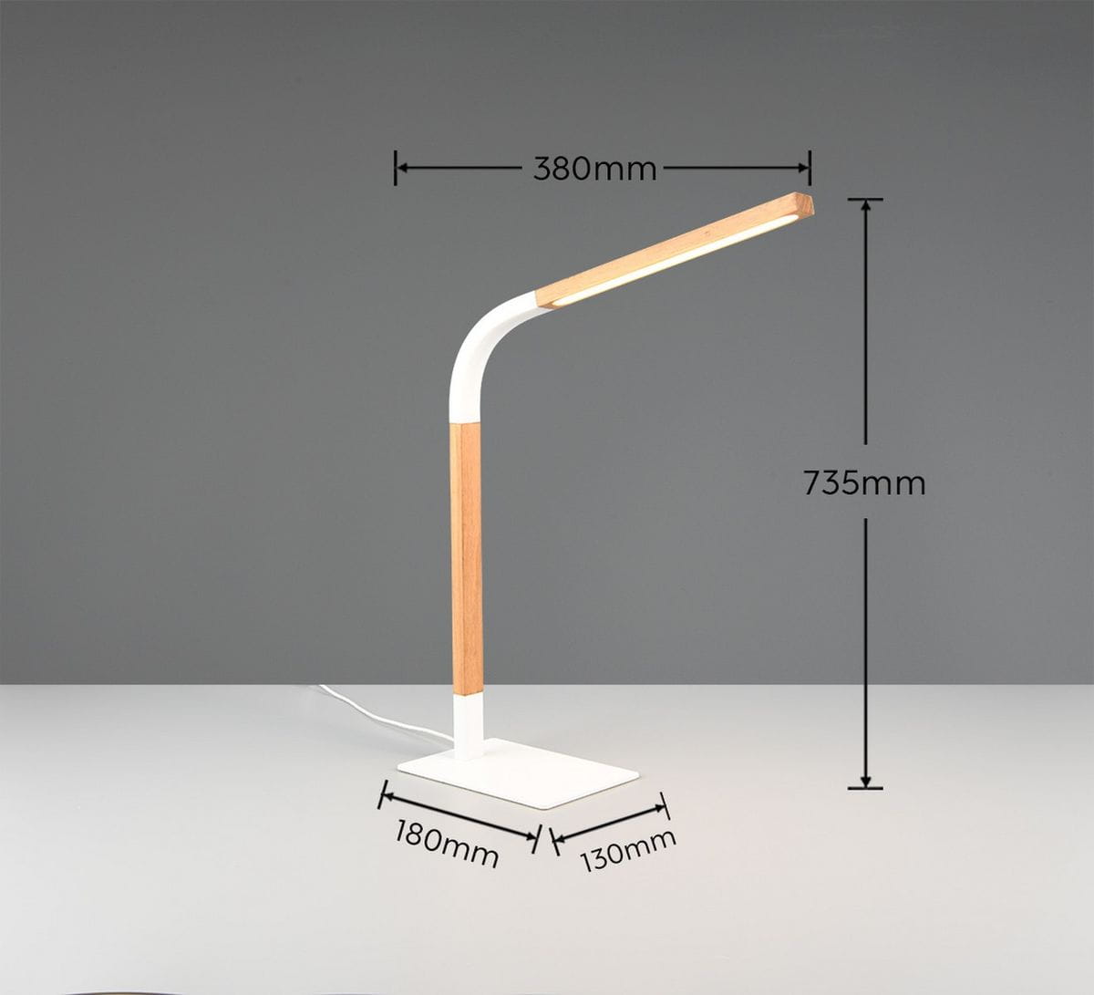 Lampa stołowa Norris z białym korpusem i jasnym drewnem, 1xLED/7W. Ujęcie frontalne, stojąca na prostokątnej podstawie. Wymiary: wysokość 735 mm, szerokość 380 mm, głębokość 180 mm. Prosta forma z wygiętym ramieniem. Tło szare.