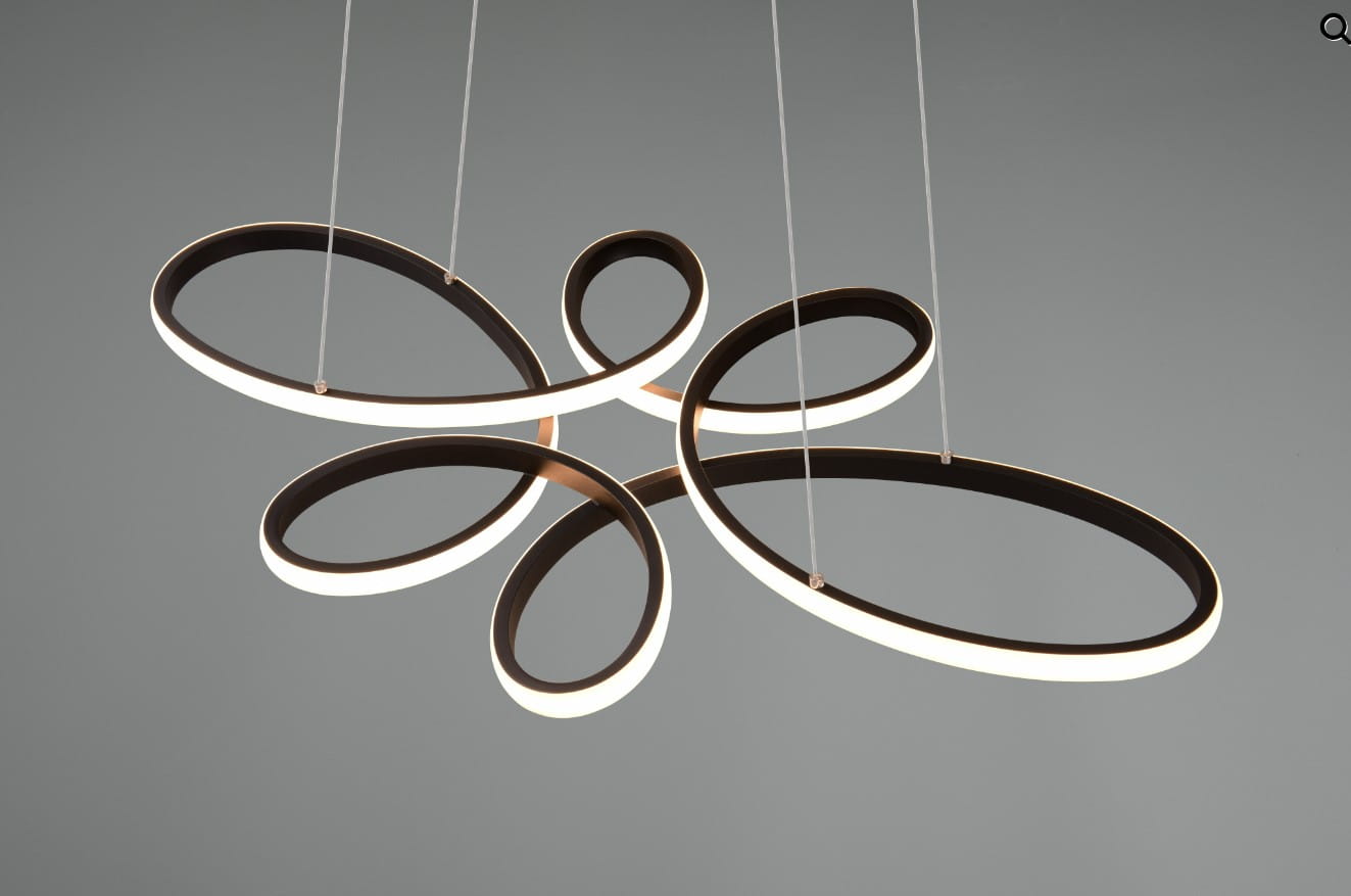 Lampa wisząca Fly w kolorze czarnym, zbudowana z ośmiu owalnych elementów, podświetlona ciepłym światłem LED o mocy 32W i temperaturze 3000K. Zawieszona na cienkich linkach, prezentuje nowoczesny, płynny kształt. Tło w odcieniu szarości.