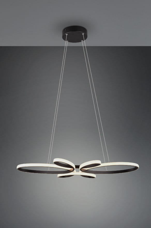 Lampa wisząca Fly z czarnym wykończeniem, w kształcie dwóch połączonych pierścieni. Oświetlenie LED 32W, barwa 3000K. Zawieszona na cienkich linkach, na tle szarego sufitu.