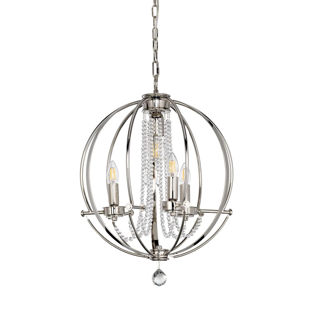 Lampa wisząca Cassie w chromowanym wykończeniu, z okrągłą konstrukcją. Posiada trzy źródła światła E14 oraz jedno E27, zdobiona kryształowymi elementami i wiszącą kroplą. Zawieszona na łańcuszku, z widocznym połyskiem.
