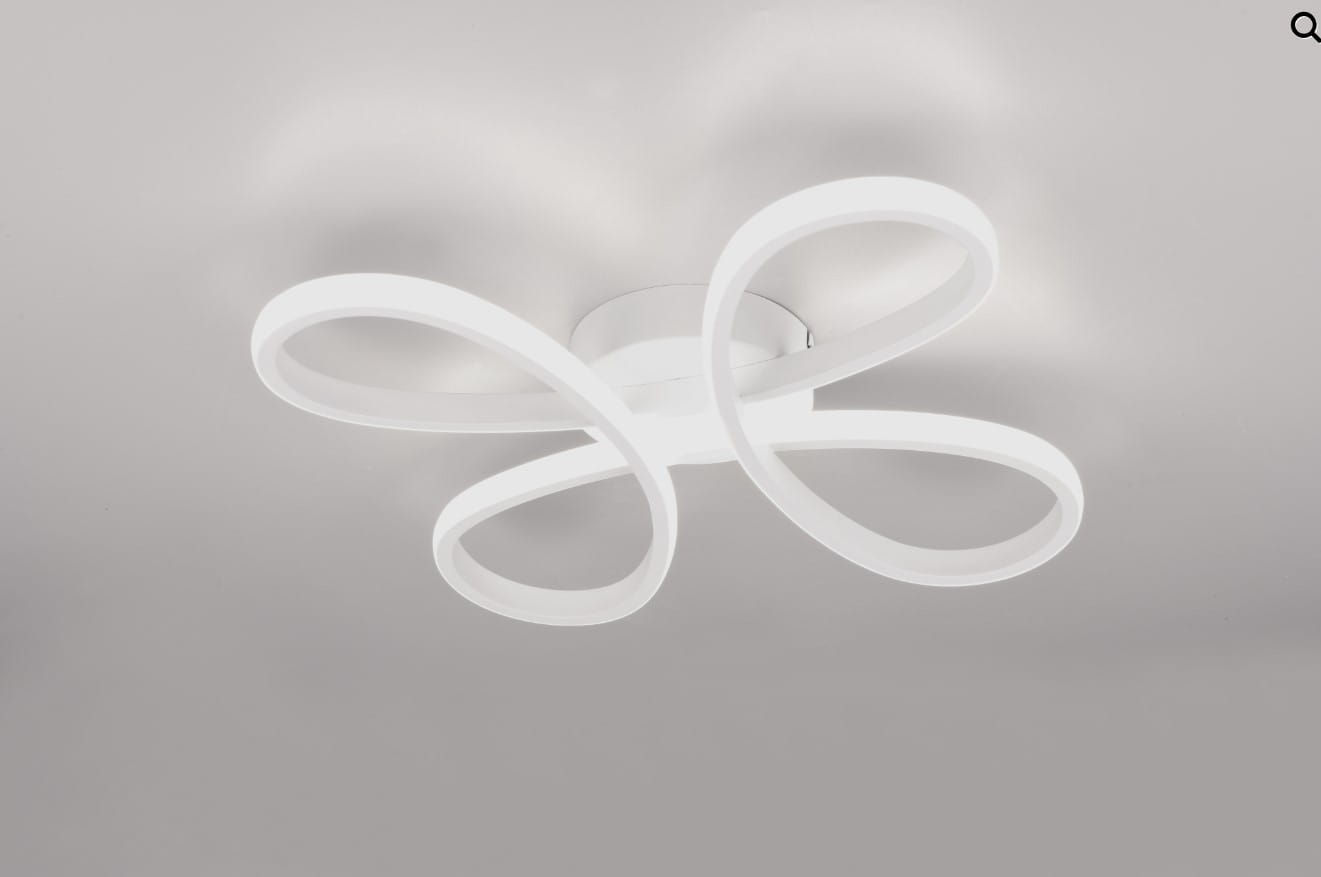 Lampa sufitowa Fly w kolorze białym z jedną żarówką LED o mocy 22W i temperaturze barwowej 4000K. Posiada nowoczesny, lekko falisty kształt z dwoma owalnymi ramionami. Zainstalowana na okrągłej podstawie, podświetla pomieszczenie równomiernie.