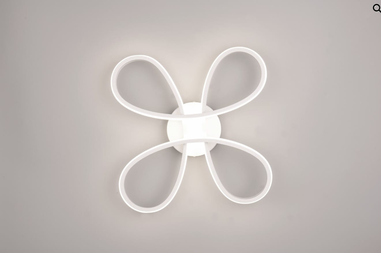 Lampa sufitowa Fly o białej obudowie, złożona z czterech zakrzywionych elementów LED, umieszczona na okrągłym mocowaniu. Ujęcie frontalne, na jednolitym tle, podkreślające nowoczesny design. Wydajność 22W, barwa światła 4000K.