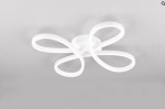 Lampa sufitowa Fly z białym, elastycznym kloszem LED o mocy 22W i barwie światła 4000K. Produkt ma nowoczesny, abstrakcyjny kształt z czterema falującymi ramionami, zamontowany na okrągłej podstawie. Ujęcie z dołu.