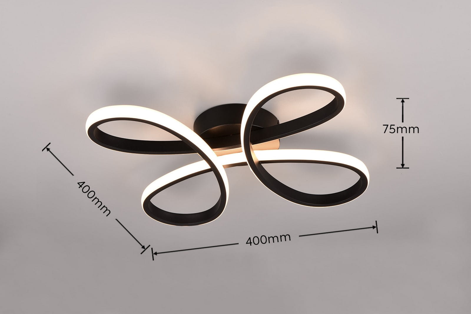 Lampa sufitowa Fly w kolorze czarnym, z jedną diodą LED o mocy 22W i temperaturze barwowej 3000K. Posiada nowoczesny design z trzema pętlami, wymiarami 400 mm x 400 mm, zamontowana na płaskiej podstawie o wysokości 75 mm.