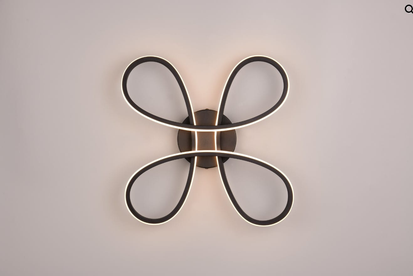 Czarna lampa sufitowa Fly z jednym źródłem LED o mocy 22W i temperaturze barwowej 3000K. Zainstalowana na okrągłej podstawie, stworzona z materiałów metalowych i akrylowych.