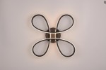 Czarna lampa sufitowa Fly z jednym źródłem LED o mocy 22W i temperaturze barwowej 3000K. Zainstalowana na okrągłej podstawie, stworzona z materiałów metalowych i akrylowych.