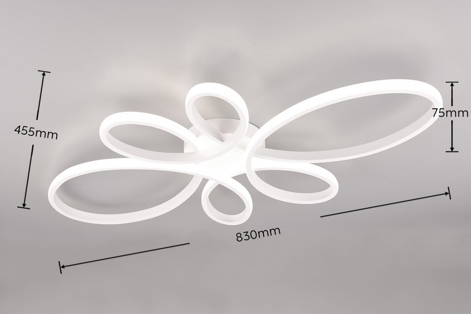 Lampa sufitowa Fly z białym, elastycznym kloszem, składająca się z pięciu owalnych elementów. Wymiary: 830 mm szerokości, 455 mm wysokości, 75 mm głębokości. Źródło światła: 1xLED 32W, temperatura barwowa 4000K. Ujęcie z góry, na jednolitym tle.
