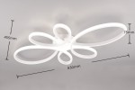 Lampa sufitowa Fly z białym, elastycznym kloszem, składająca się z pięciu owalnych elementów. Wymiary: 830 mm szerokości, 455 mm wysokości, 75 mm głębokości. Źródło światła: 1xLED 32W, temperatura barwowa 4000K. Ujęcie z góry, na jednolitym tle.