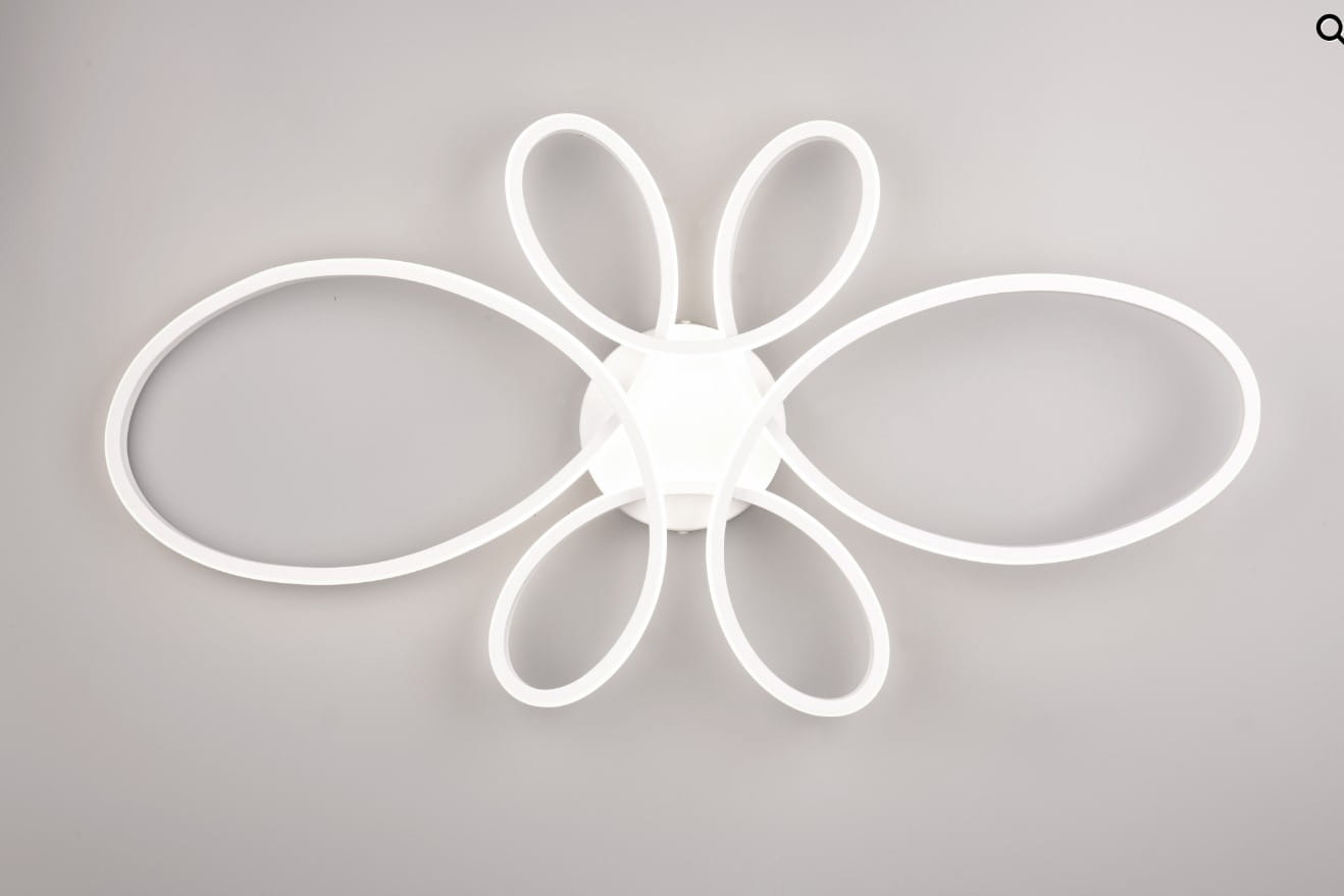 Lampa sufitowa Fly w kolorze białym z tworzywa, o okrągłej podstawie i czterema elastycznymi, falistymi ramionami. Źródło światła LED 32W, 4000K, zamontowana na gładkim, jasnoszarym tle.