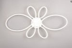Lampa sufitowa Fly w kolorze białym z tworzywa, o okrągłej podstawie i czterema elastycznymi, falistymi ramionami. Źródło światła LED 32W, 4000K, zamontowana na gładkim, jasnoszarym tle.