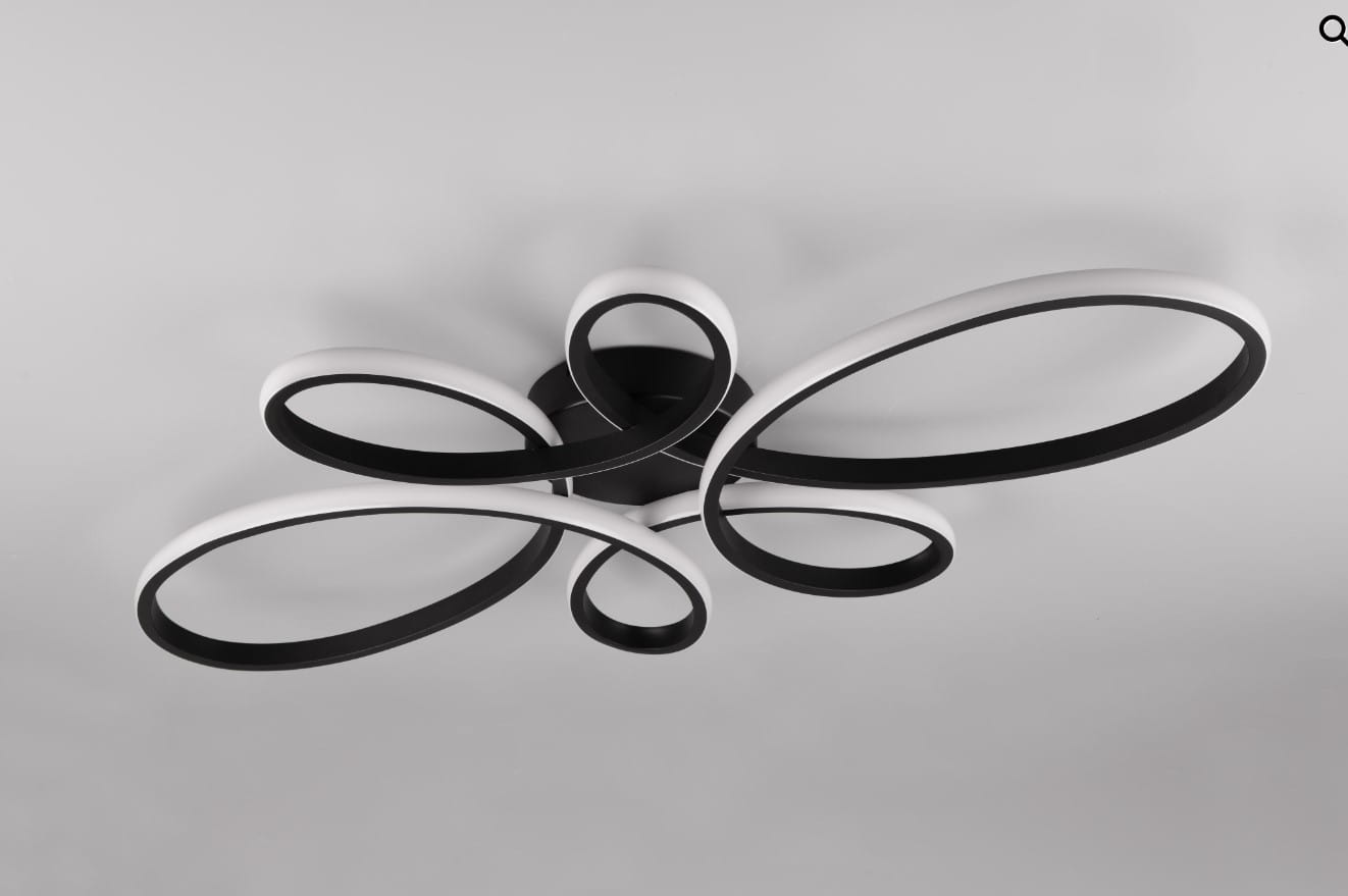 Lampa sufitowa Fly w kolorze czarnym z metalowymi, zaokrąglonymi kształtami. Posiada jedno źródło światła LED o mocy 32W i temperaturze barwowej 3000K. Ujęcie z dołu, ukazujące dynamiczne linie oraz elegancką konstrukcję.