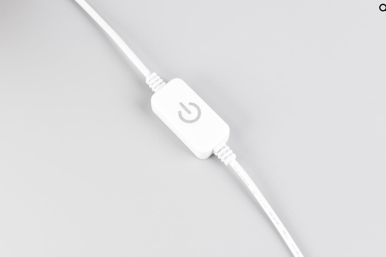 Lampa stołowa Norris 1xLED/7W w białym kolorze z jasnym drewnem, stojąca, z okrągłą podstawą i cylindrycznym kloszem. Widoczny włącznik w formie przycisku na przewodzie. Tło szare.