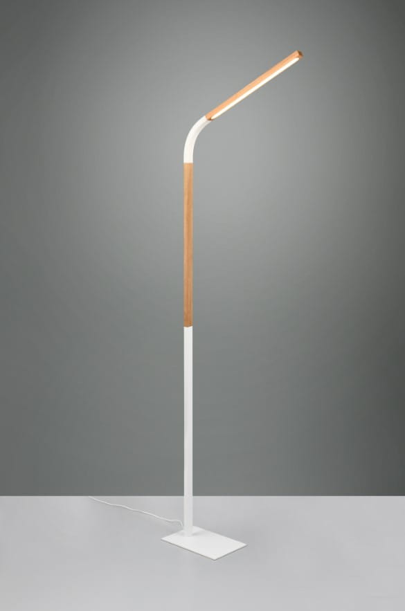 Lampa podłogowa Norris z LED o mocy 11W, w białej obudowie i drewnianym elemencie. Posiada smukły, zakrzywiony kształt, stabilną podstawę i kabel zasilający. Ujęcie frontalne, na jednolitym tle.